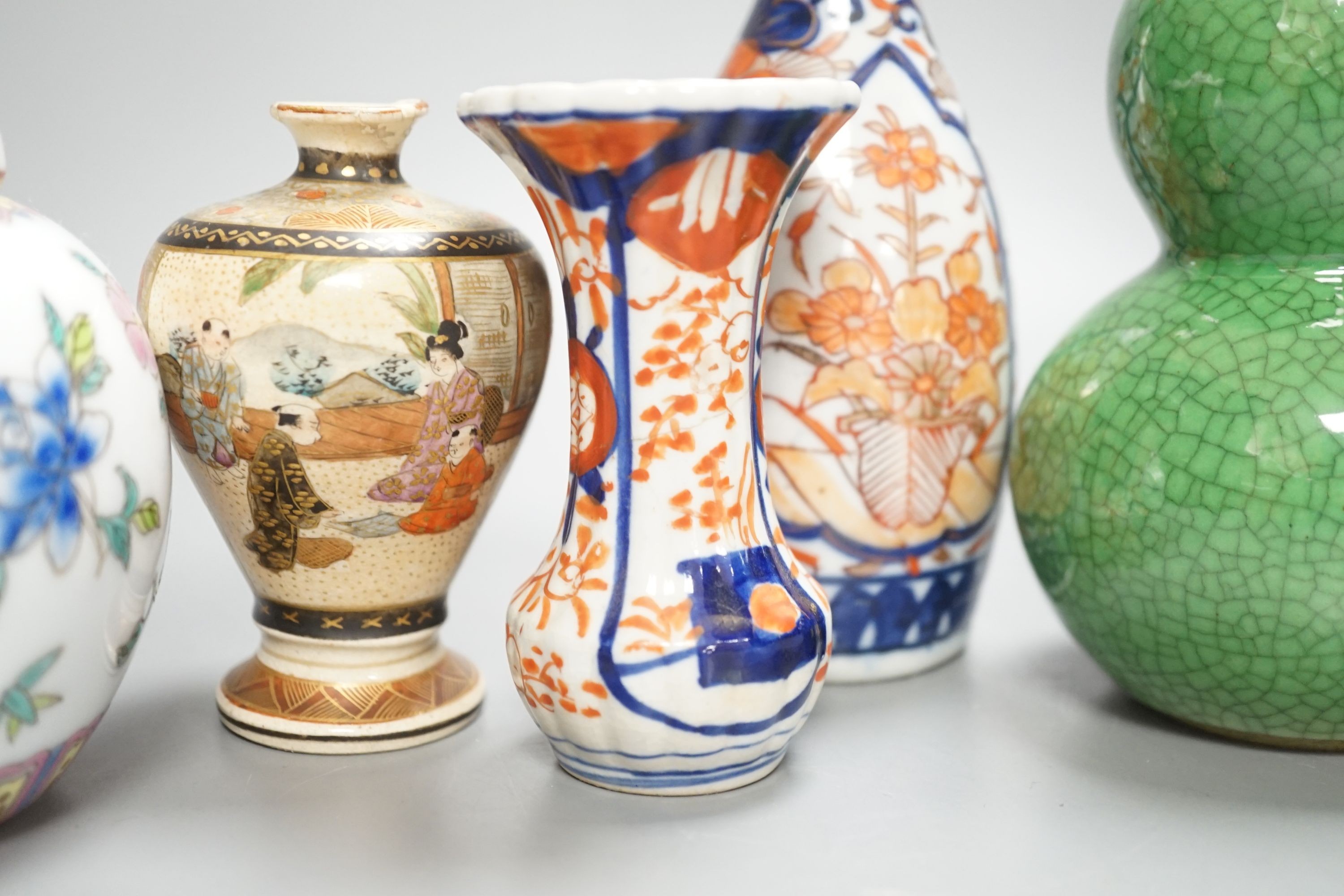 A Chinese green double gourd crackleware vase, a famille rose jar and cover and two Japanese vases, tallest 19.5cm (5)